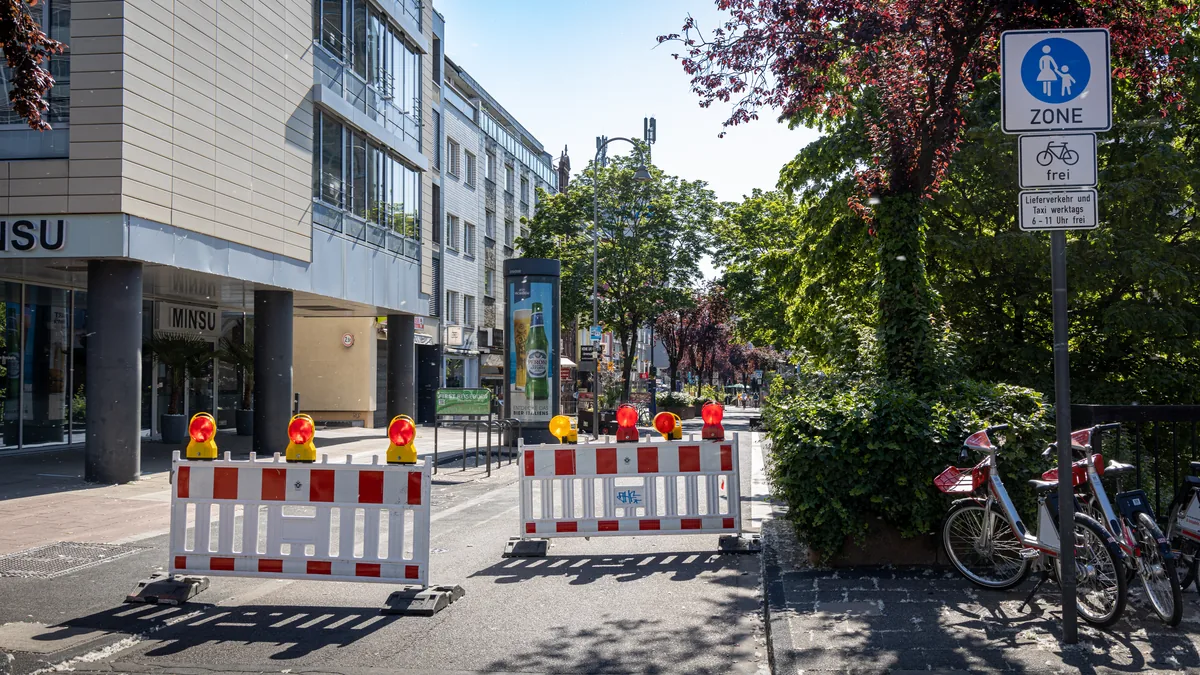 Fußgängerzone der Deutzer Freiheit mit Ladenzeilen und Gleisen