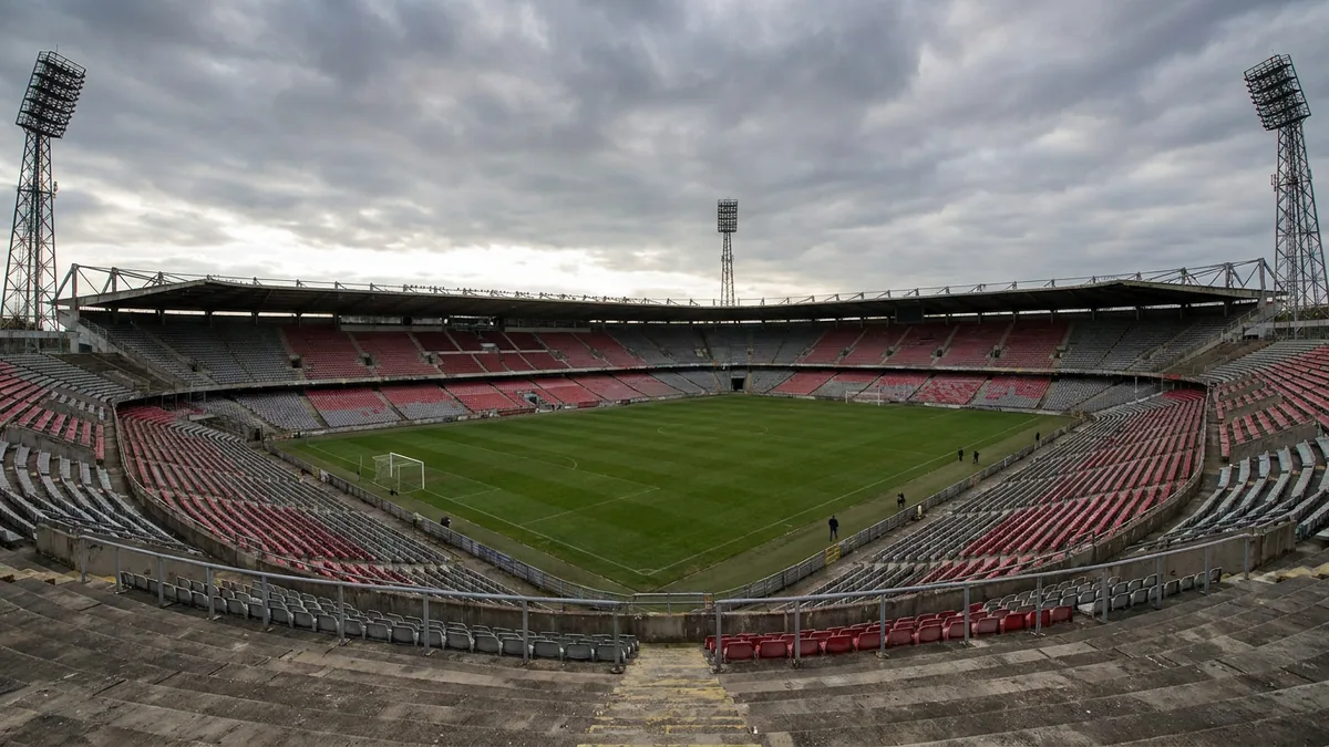 Blick von der leeren Gegengerade in ein großes Fußballstadion
