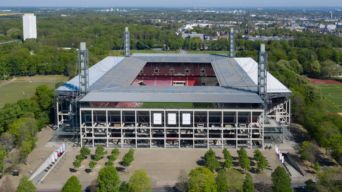 Luftbild eines Fußballstadions mit vier weißen Masten im Sportpark