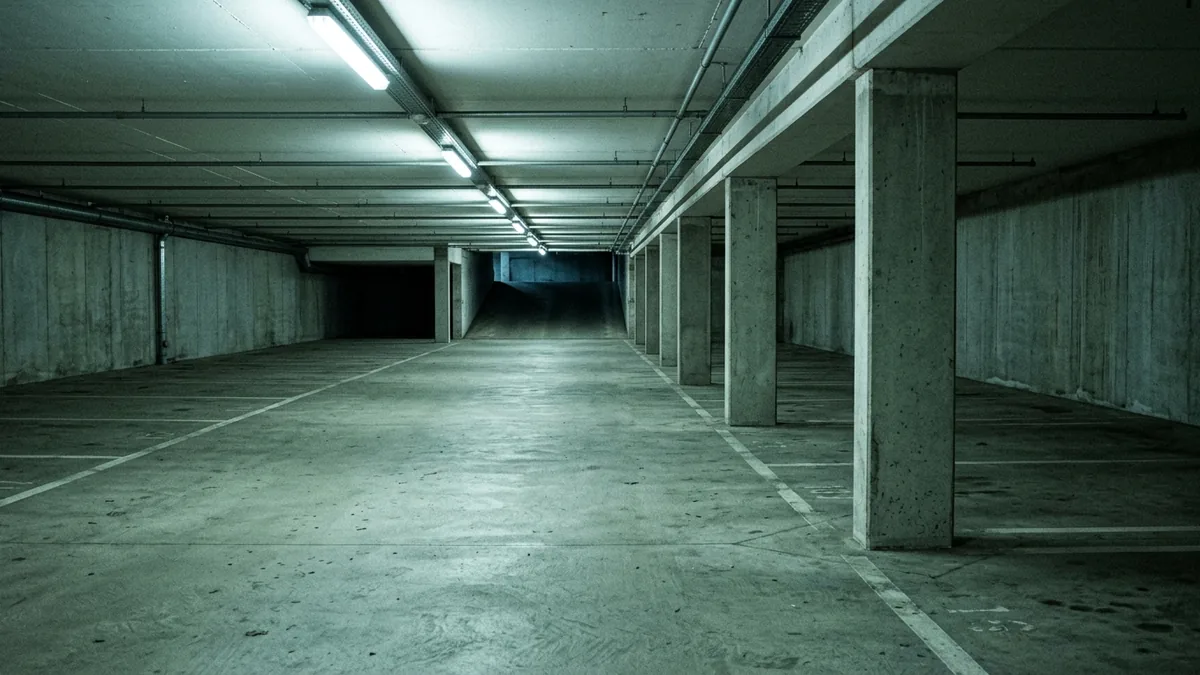 Leere Stellplatzreihen einer Tiefgarage im Kunstlicht