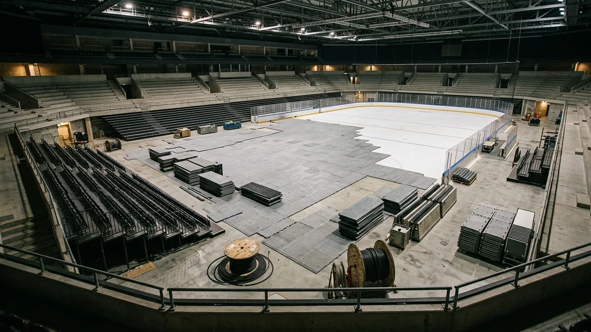 Leerer Innenraum einer Großarena während des Umbaus zwischen zwei Veranstaltungen